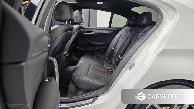 BMW 5 Series (G30) 2018 Белый из Кореи, фото 2