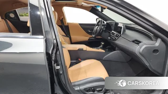 Lexus ES300h 7th generation 2023 Черный из Кореи, фото 2