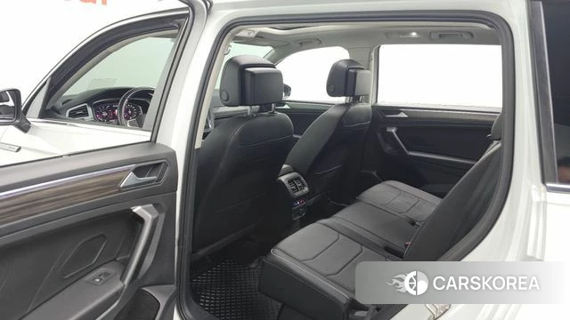 Volkswagen Tiguan Allspace 2023 Белый из Кореи, фото 2