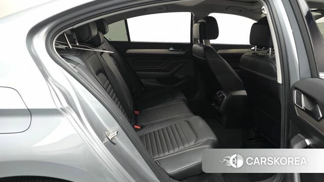 Volkswagen Passat GT (B8) 2021 Серебристо-серый из Кореи, фото 2