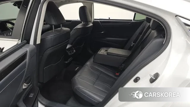 Lexus ES300h 7th generation 2019 Белый из Кореи, фото 2