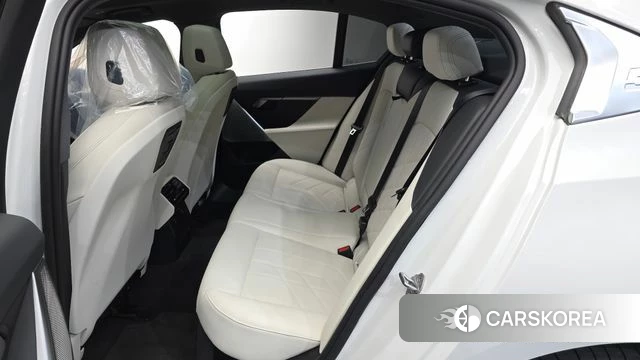 BMW 5 Series (G60) 2024 Белый из Кореи, фото 2