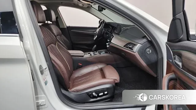 BMW 5 Series (G30) 2018 Белый из Кореи, фото 2