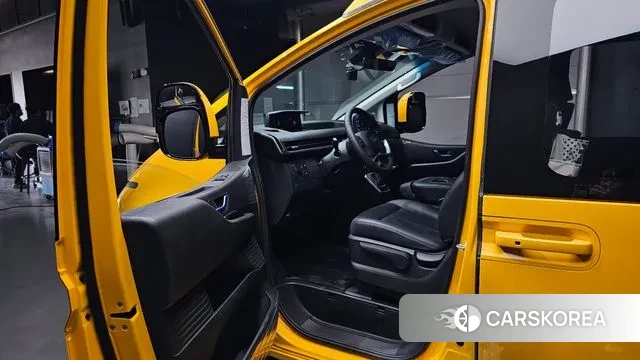 Hyundai Staria 2023 Желтый из Кореи, фото 2