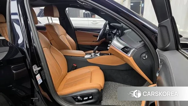 BMW 5 Series (G30) 2023 Черный из Кореи, фото 2