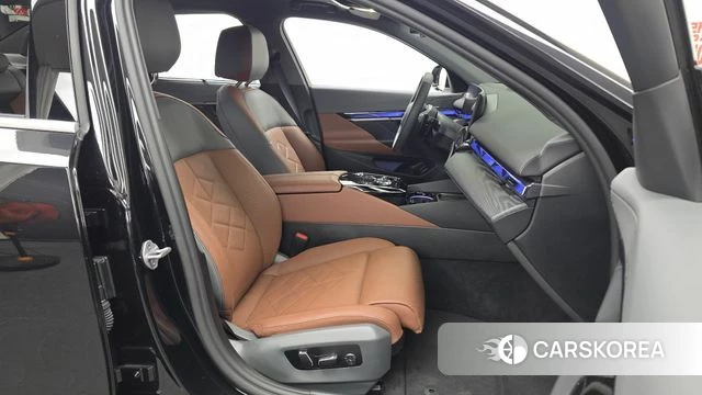 BMW 5 Series (G60) 2025 Черный из Кореи, фото 2