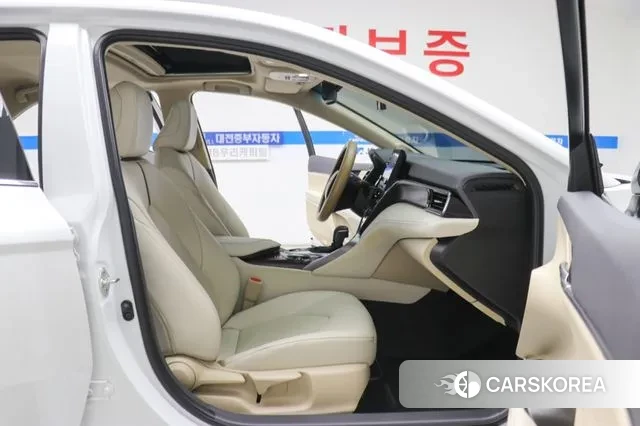 Toyota Camry (XV70) 2023 Белый из Кореи, фото 2