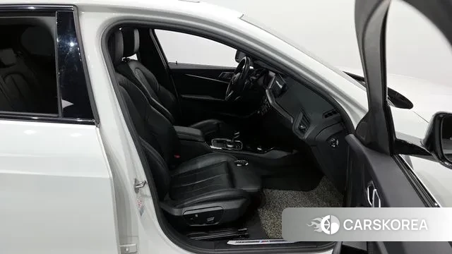 BMW 1 Series (F40) 2021 Белый из Кореи, фото 2