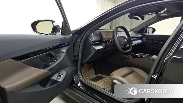 BMW 5 Series (G60) 2024 Черный из Кореи, фото 2