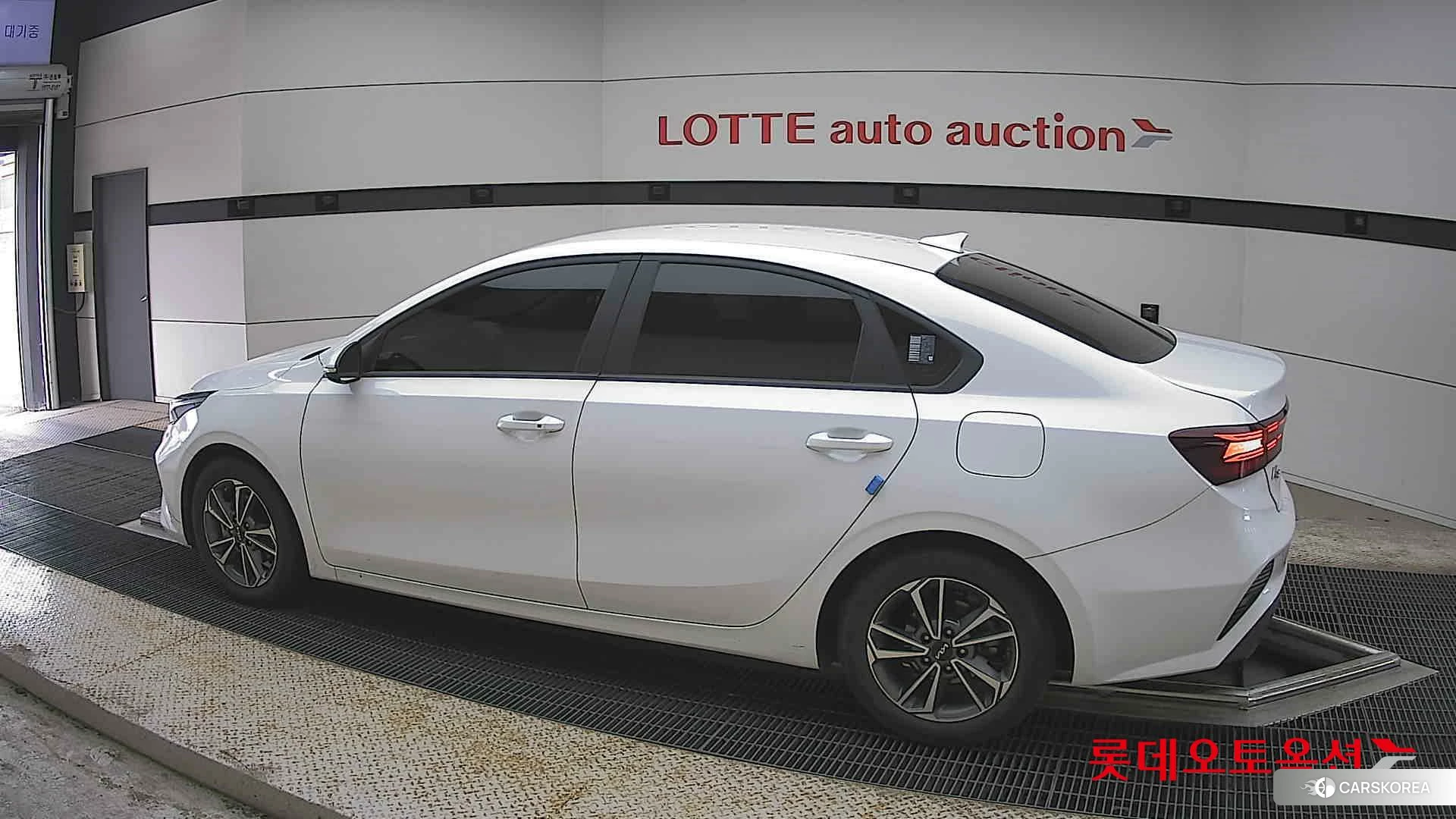 Kia K3 2022 Snow White Pearl из Кореи, фото 2