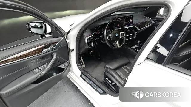 BMW 5 Series (G30) 2021 Белый из Кореи, фото 2