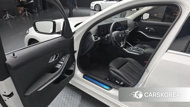 BMW 3 Series (G20) 2023 Белый из Кореи, фото 2