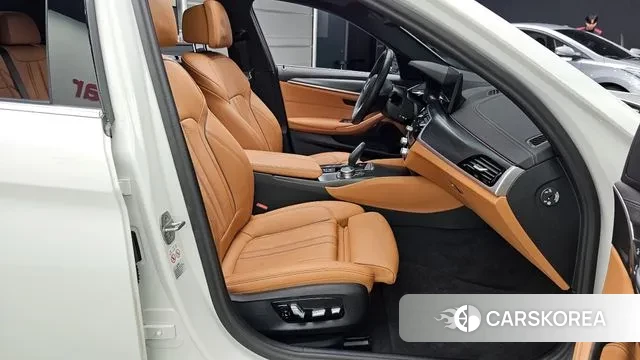 BMW 5 Series (G30) 2022 Белый из Кореи, фото 2