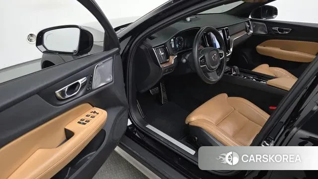 Volvo V60 Cross-Country 2nd Generation 2021 Черный из Кореи, фото 2