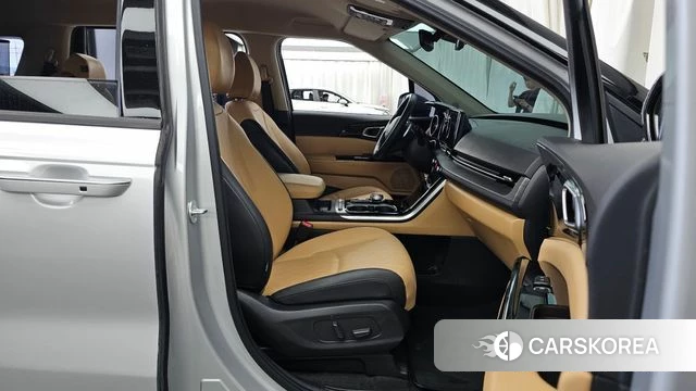 Kia Carnival 4th generation 2023 Серебряный из Кореи, фото 2