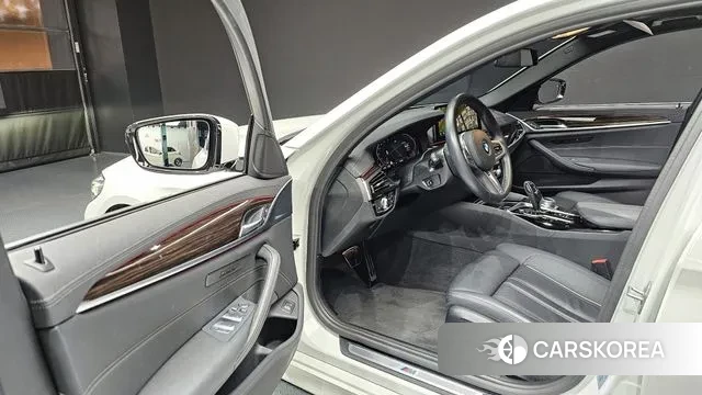 BMW 5 Series (G30) 2022 Белый из Кореи, фото 2