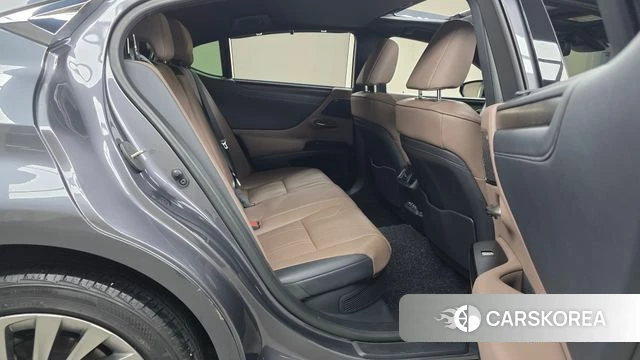 Lexus ES300h 7th generation 2023 Серый из Кореи, фото 2