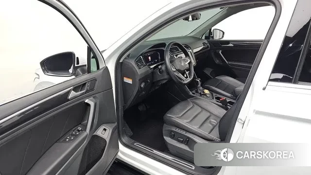 Volkswagen Tiguan second Generation 2022 Белый из Кореи, фото 2