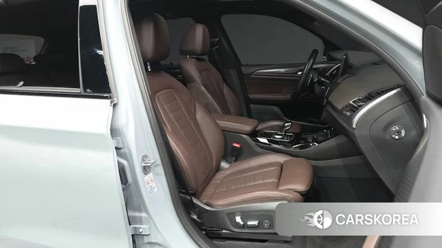 BMW X3 (G01) 2022 Светло-серебряный цвет из Кореи, фото 2