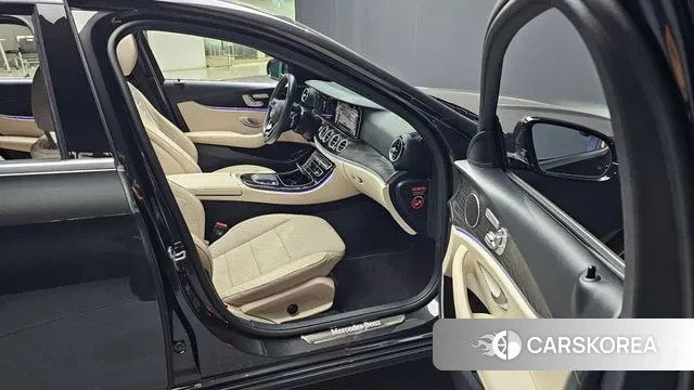 Mercedes-Benz E-Class W213 2023 Серый из Кореи, фото 2