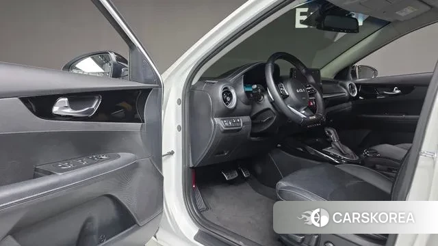 Kia The New K3 2nd generation 2021 Белый из Кореи, фото 2