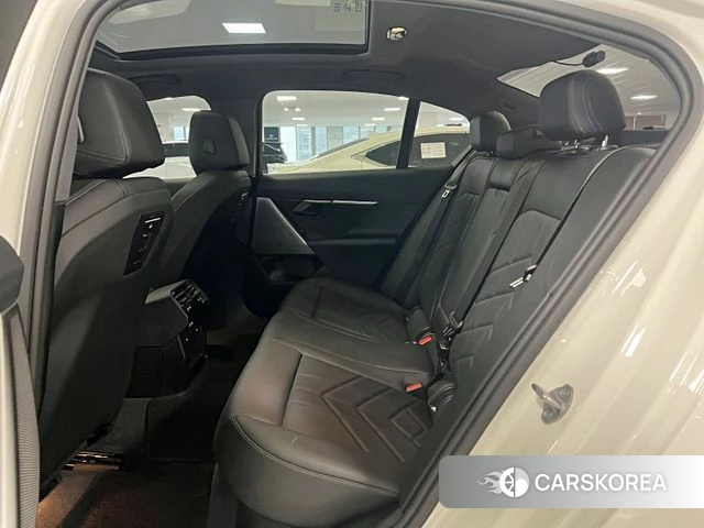 BMW 5 Series (G60) 2024 Белый из Кореи, фото 2