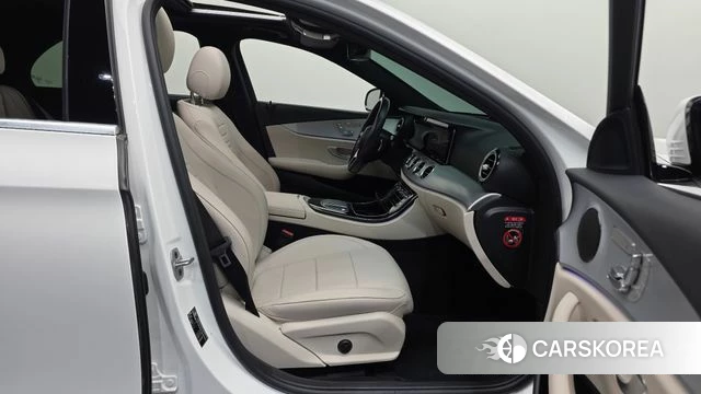 Mercedes-Benz E-Class W213 2021 Белый из Кореи, фото 2