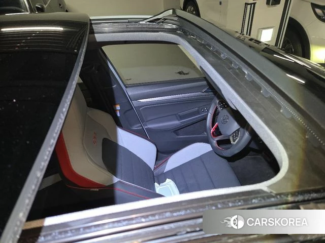 Volkswagen Golf 8th Generation 2025 Серебристо-серый из Кореи, фото 2