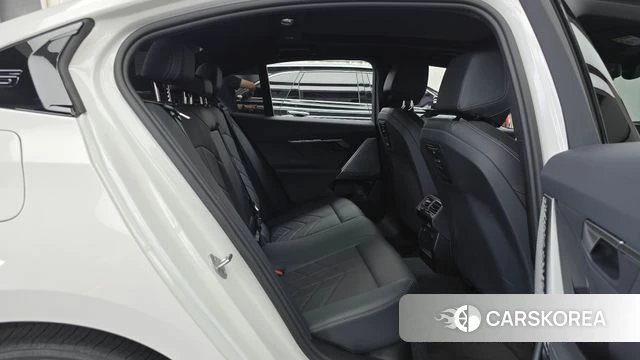 BMW 5 Series (G60) 2023 Белый из Кореи, фото 2