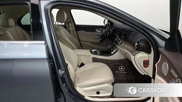 Mercedes-Benz E-Class W213 2018 Серый из Кореи, фото 2