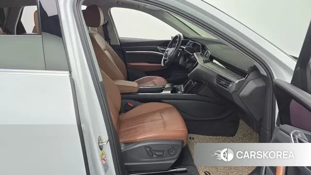 Audi e-Tron 2021 Белый из Кореи, фото 2