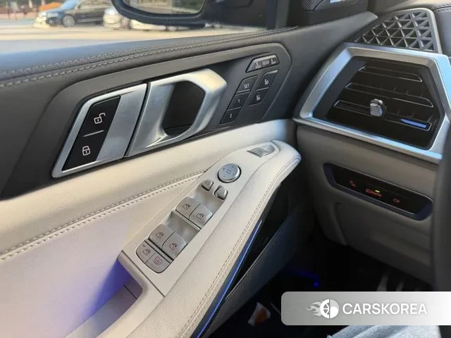 BMW X7 (G07) 2023 Черный из Кореи, фото 2