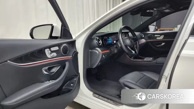 Mercedes-Benz E-Class W213 2022 Белый из Кореи, фото 2