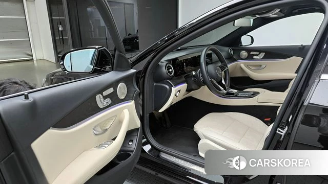 Mercedes-Benz E-Class W213 2023 Черный из Кореи, фото 2