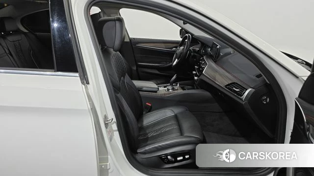 BMW 5 Series (G30) 2018 Белый из Кореи, фото 2