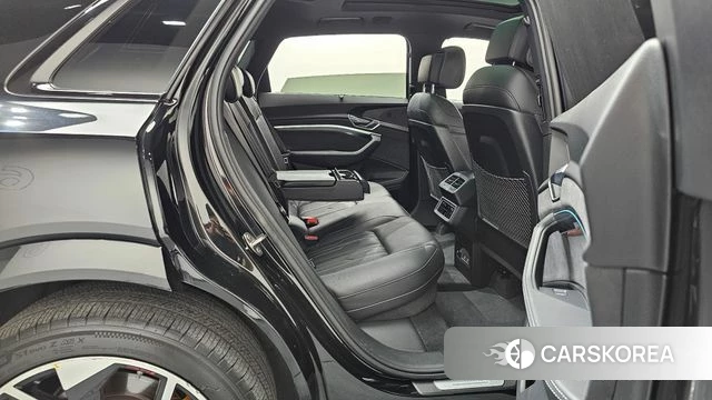 Audi e-Tron 2023 Черный из Кореи, фото 2