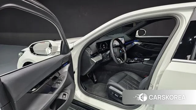 BMW 5 Series (G60) 2024 Белый из Кореи, фото 2