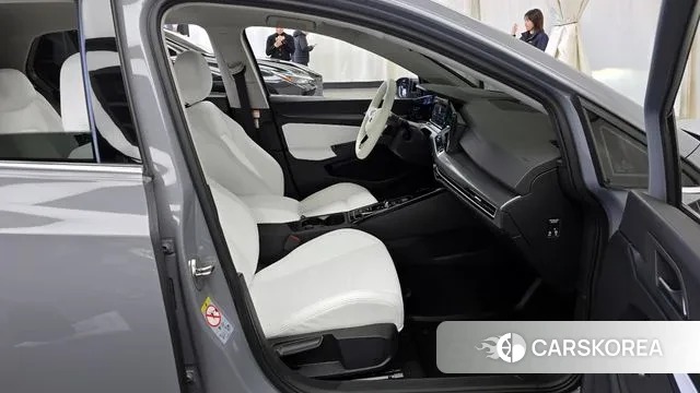 Volkswagen Golf 8th Generation 2023 Серебряный из Кореи, фото 2