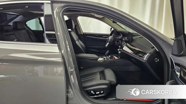 BMW 5 Series (G30) 2022 Серебристо-серый из Кореи, фото 2