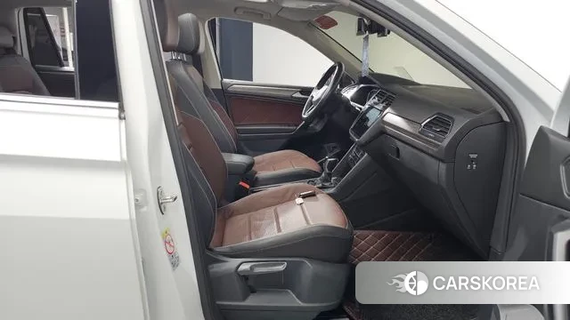 Volkswagen Tiguan Allspace 2023 Белый из Кореи, фото 2