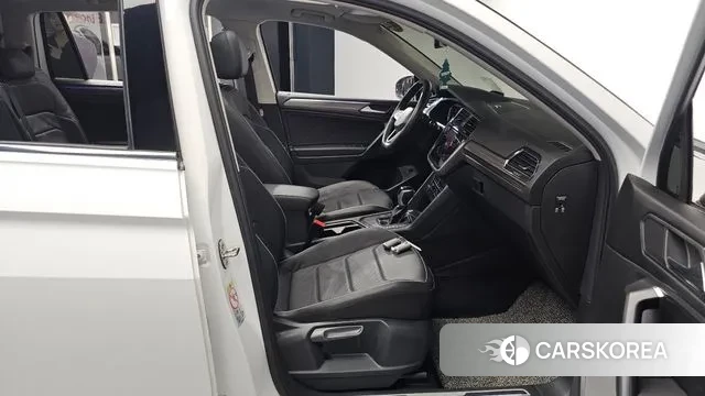 Volkswagen Tiguan Allspace 2023 Белый из Кореи, фото 2