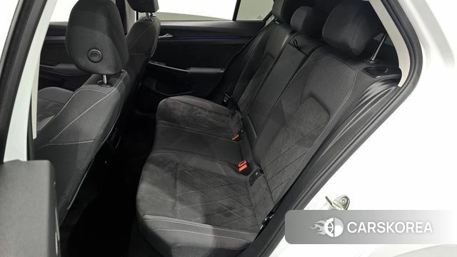 Volkswagen Golf 8th Generation 2022 Белый из Кореи, фото 2