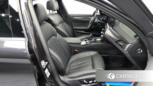 BMW 5 Series (G30) 2023 Серый из Кореи, фото 2