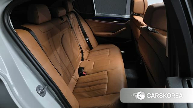 BMW 5 Series (G30) 2023 Белый из Кореи, фото 2