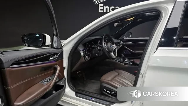 BMW 5 Series (G30) 2018 Белый из Кореи, фото 2