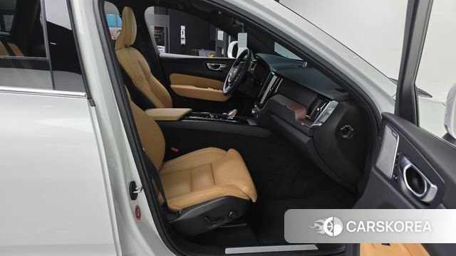 Volvo XC60 second Generation 2023 Белый из Кореи, фото 2