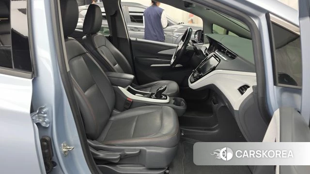 Chevrolet (GM Daewoo) Bolt EV 2018 Светло-серебряный цвет из Кореи, фото 2