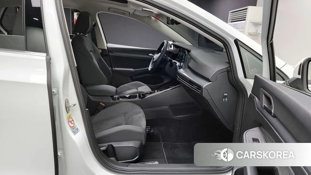Volkswagen Golf 8th Generation 2024 Белый из Кореи, фото 2