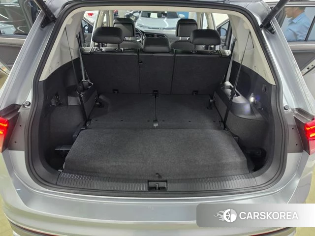 Volkswagen Tiguan Allspace 2024 Серебристо-серый из Кореи, фото 2
