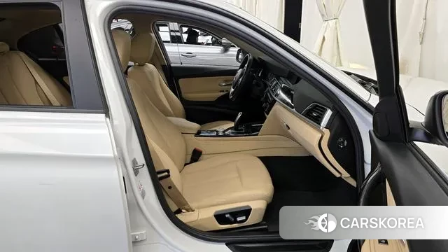 BMW 3 Series (F30) 2018 Белый из Кореи, фото 2